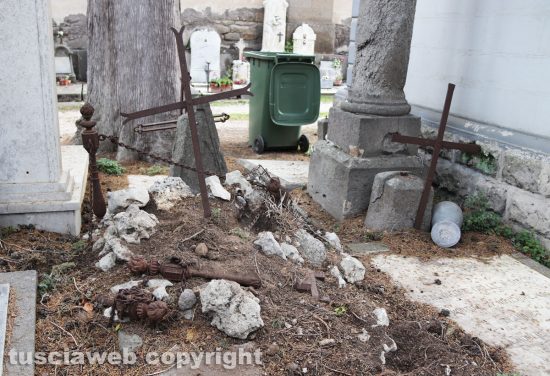 Viterbo - Degrado al cimitero San Lazzaro - La parte vecchia e monumentale