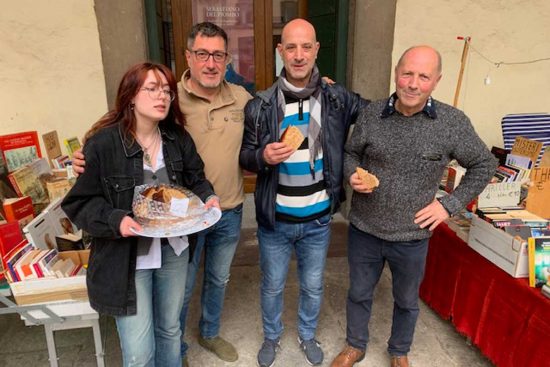 Viterbo - Pizza di Pasqua sotto i portici per i lettori collezionisti e i turisti