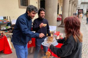 Viterbo - Pizza di Pasqua sotto i portici per i lettori collezionisti e i turisti