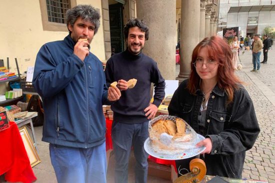Viterbo - Pizza di Pasqua sotto i portici per i lettori collezionisti e i turisti