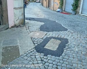 Catrame all'incrocio via San Lorenzo con via La Fontaine