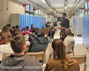 Istituto Dalla Chiesa - Lezione nei corridoi