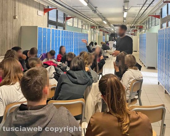 Istituto Dalla Chiesa - Lezione nei corridoi