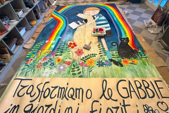 L'installazione "Trasformiamo le gabbie in giardini fioriti"