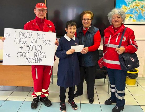 Bolsena - La classe 5A dona 500 euro alla Cri