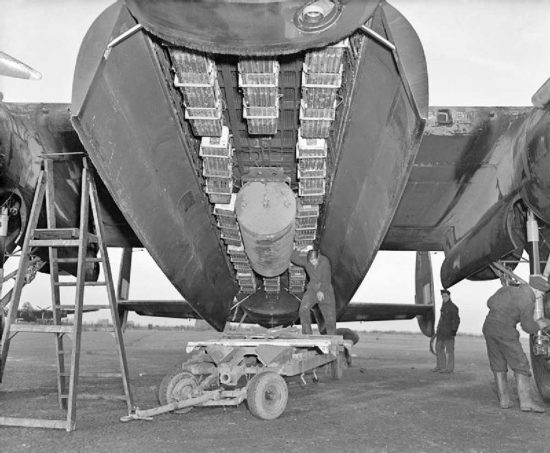 Una blockbuster bomb agganciata a un aereo inglese