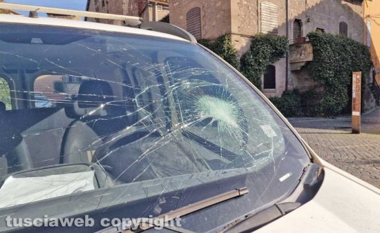 Viterbo - Il furgoncino danneggiato in via La Fontaine