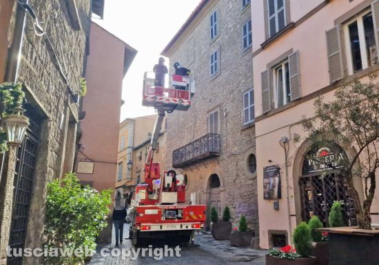 Viterbo - L'intervento dei vigili del fuoco in via La Fontaine