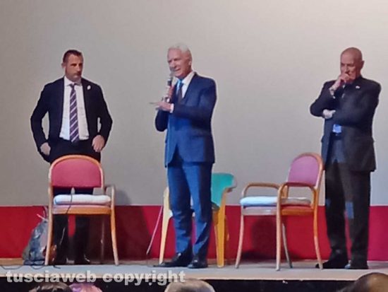 Massimiliano Latorre a Vetralla sul palco assieme al sindaco Sandrino Aquilani e a Carlo Maria Scipio