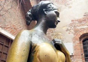 Statua di Giulietta a Verona con foro sul seno destro
