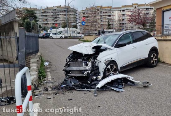 Viterbo - Perde il controllo dell'auto e va a sbattere contro auto in sosta in via Vico Squarano, due feriti