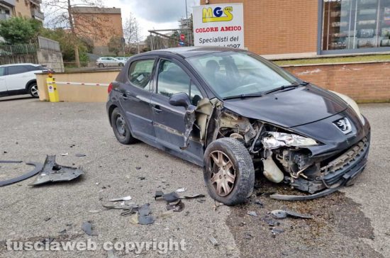 Viterbo - Perde il controllo dell'auto e va a sbattere contro auto in sosta in via Vico Squarano, due feriti