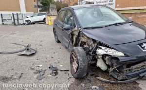 Viterbo - Perde il controllo dell'auto e va a sbattere contro auto in sosta in via Vico Squarano, due feriti