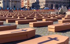 Flash-mob in piazza del Popolo a Roma per i morti sul lavoro
