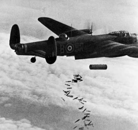 Una Blockbuster bomb sganciata da un aereo durante la seconda guerra mondiale