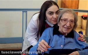I cento anni della maestra Lorena Anselmi Noli Pisani - Con la caposala Nina della Domus 