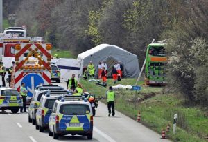 Lipsia - Bus va a sbattere contro gli alberi e finisce fuori strada