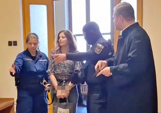 Budapest - Ilaria Salis arriva in aula con le manette e le catene alle caviglie