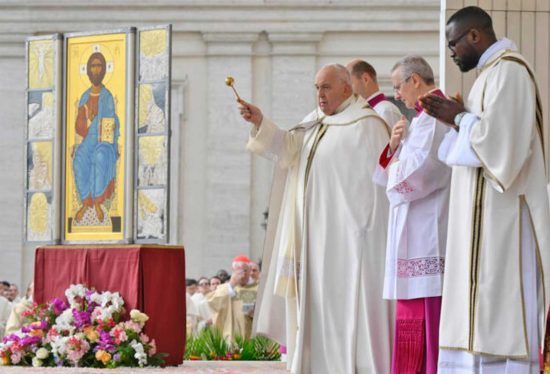 Roma - Il Papa Francesco durante la messa della santa messa di Pasqua 