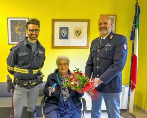 Fabro - 80enne fa arrestare finta dottoressa, gli agenti le regalano un portachiavi per la sventata truffa
