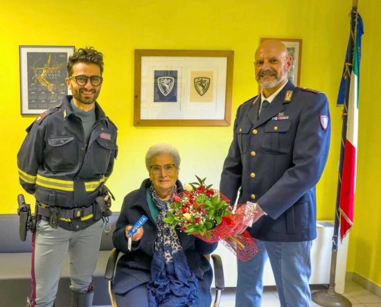 Fabro - 80enne fa arrestare finta dottoressa, gli agenti le regalano un portachiavi per la sventata truffa