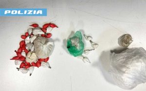 Napoli - Trovato con 5 involucri di eroina, in casa nascondeva altra droga e materiale per il confezionamento