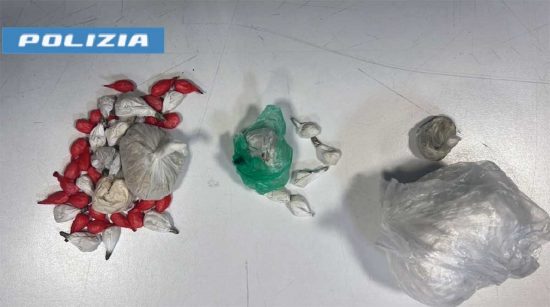 Napoli - Trovato con 5 involucri di eroina, in casa nascondeva altra droga e materiale per il confezionamento