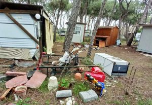 Civitavecchia - Degrado nella pineta interna al campeggio Traiano