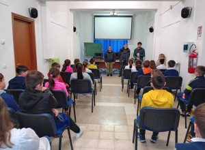 Villa San Giovanni in Tuscia - Il comune dona ai bambini della scuola elementare libro sul dialetto locale
