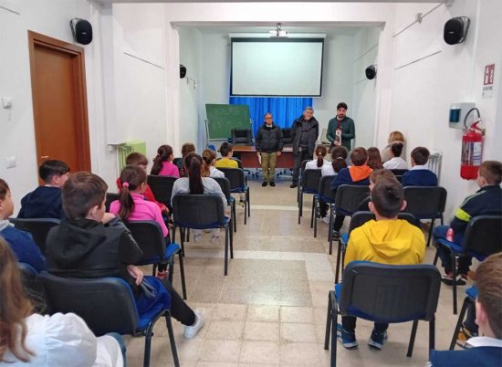 Villa San Giovanni in Tuscia - Il comune dona ai bambini della scuola elementare libro sul dialetto locale