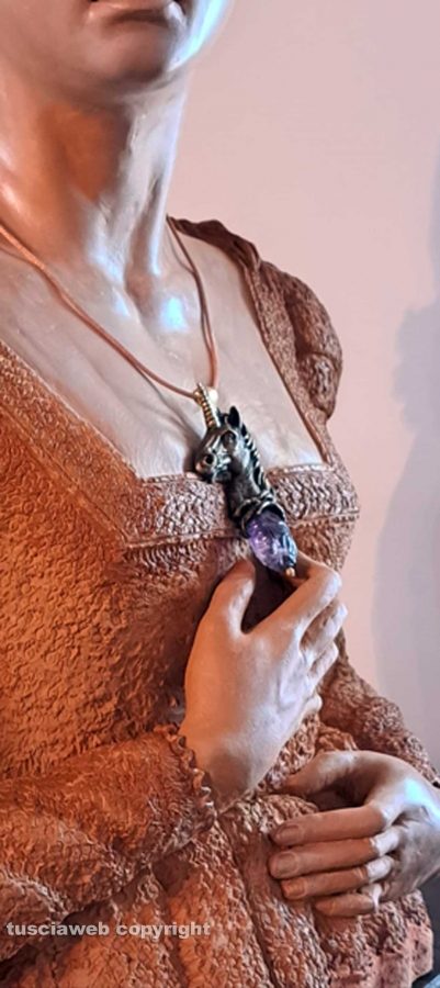 Viterbo - Un dettaglio della scultura di Capotosti su Giulia Farnese 