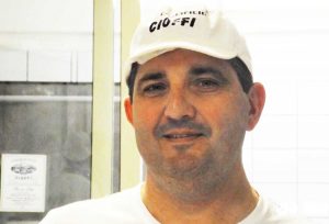 Gregorio Cioffi nel suo caseificio