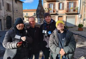 I ragazzi con Marcello Selvaggini, uno degli organizzatori della colazione