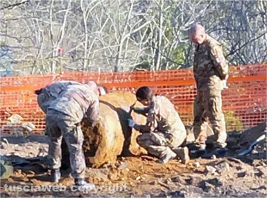 Viterbo - La bomba in via Alcide De Gasperi - Gli artificieri al lavoro