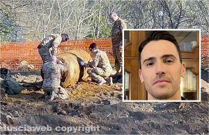 Viterbo - La bomba in via Alcide De Gasperi - Nel riquadro Il capitano Luigi Prencipe