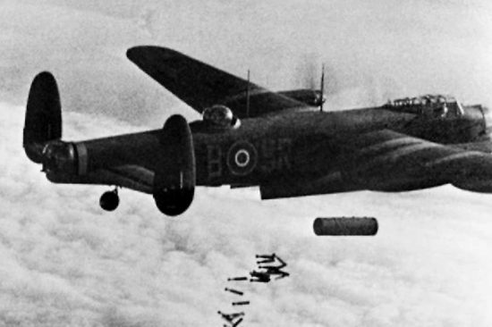 Un Lancaster sgancia una bomba Blockbuster