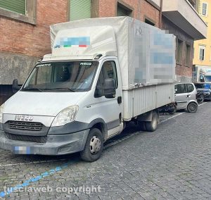 Via Tommaso Carletti - Furgoni parcheggiati nell'area ciclomotori