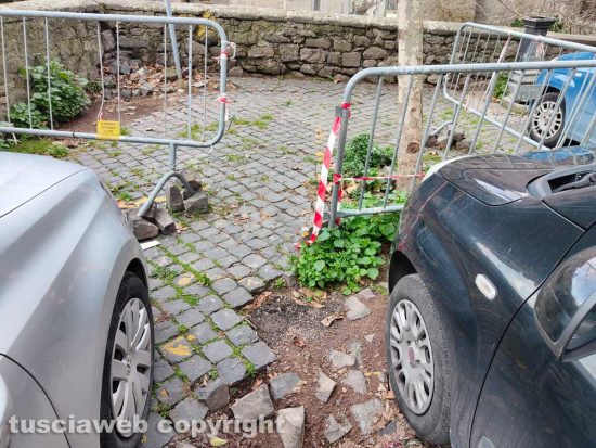 Viterbo - Ponte del paradosso - Sampietrini e transenne al parcheggio del settore D