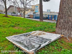 Viterbo - Il decoro urbano di fronte alla piscina Fin Plus