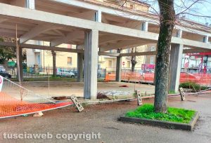 Viterbo - La recinzione abbattuta alla struttura ex parcheggio del Subway