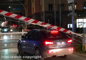 Viterbo - Auto sotto la sbarra del passaggio a livello