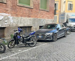 Via Tommaso Carletti - Auto parcheggiate nell'area ciclomotori