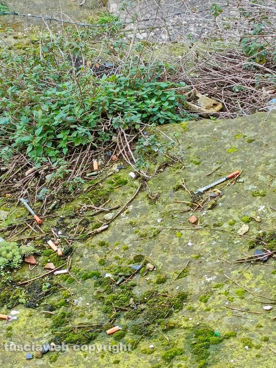 Viterbo - Pianoscarano - Sporcizia varia e siringhe in via delle Caprarecce
