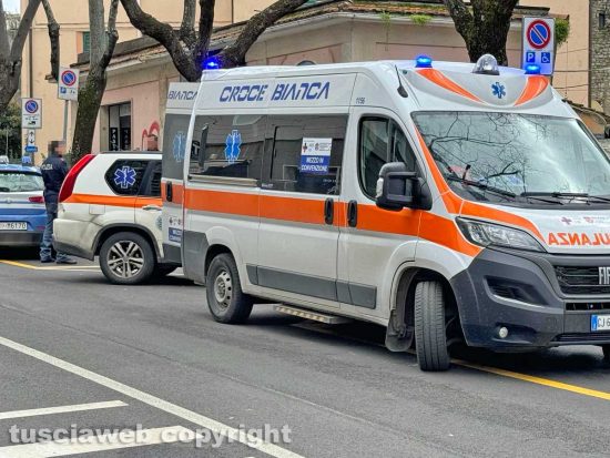 Viterbo - Polizia e ambulanza in viale Bruno Buozzi