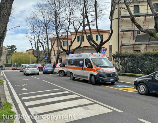 Viterbo - Polizia e ambulanza in viale Bruno Buozzi