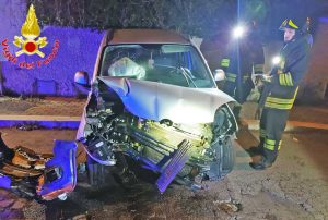 Santa Marinella - Auto contro albero