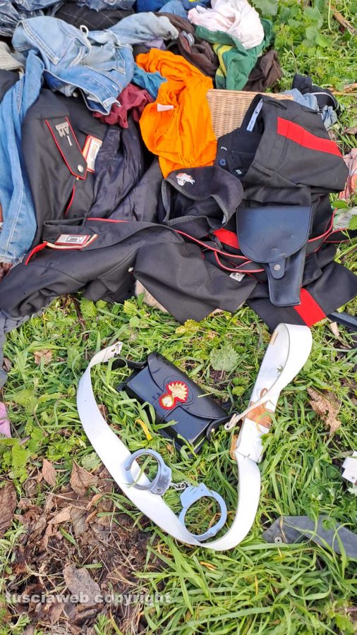 Viterbo - Via Lago di Garda - Divisa dei carabinieri trovata a terra