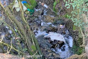 Discarica a cielo aperto a Grotte Santo Stefano