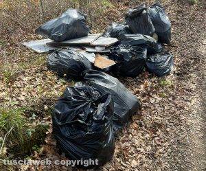 Discarica a cielo aperto a Grotte Santo Stefano