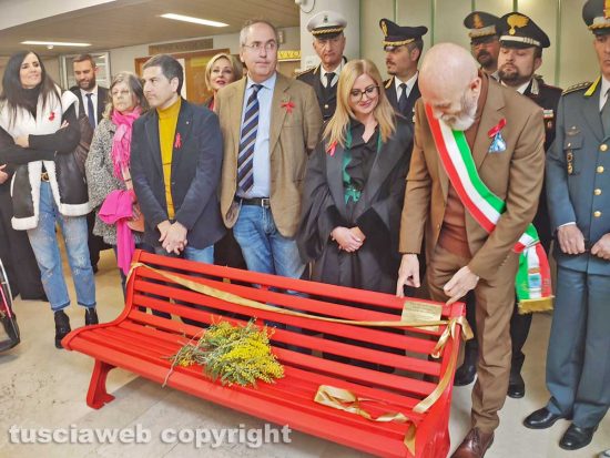 Civitavecchia - L'inaugurazione della panchina in tribunale